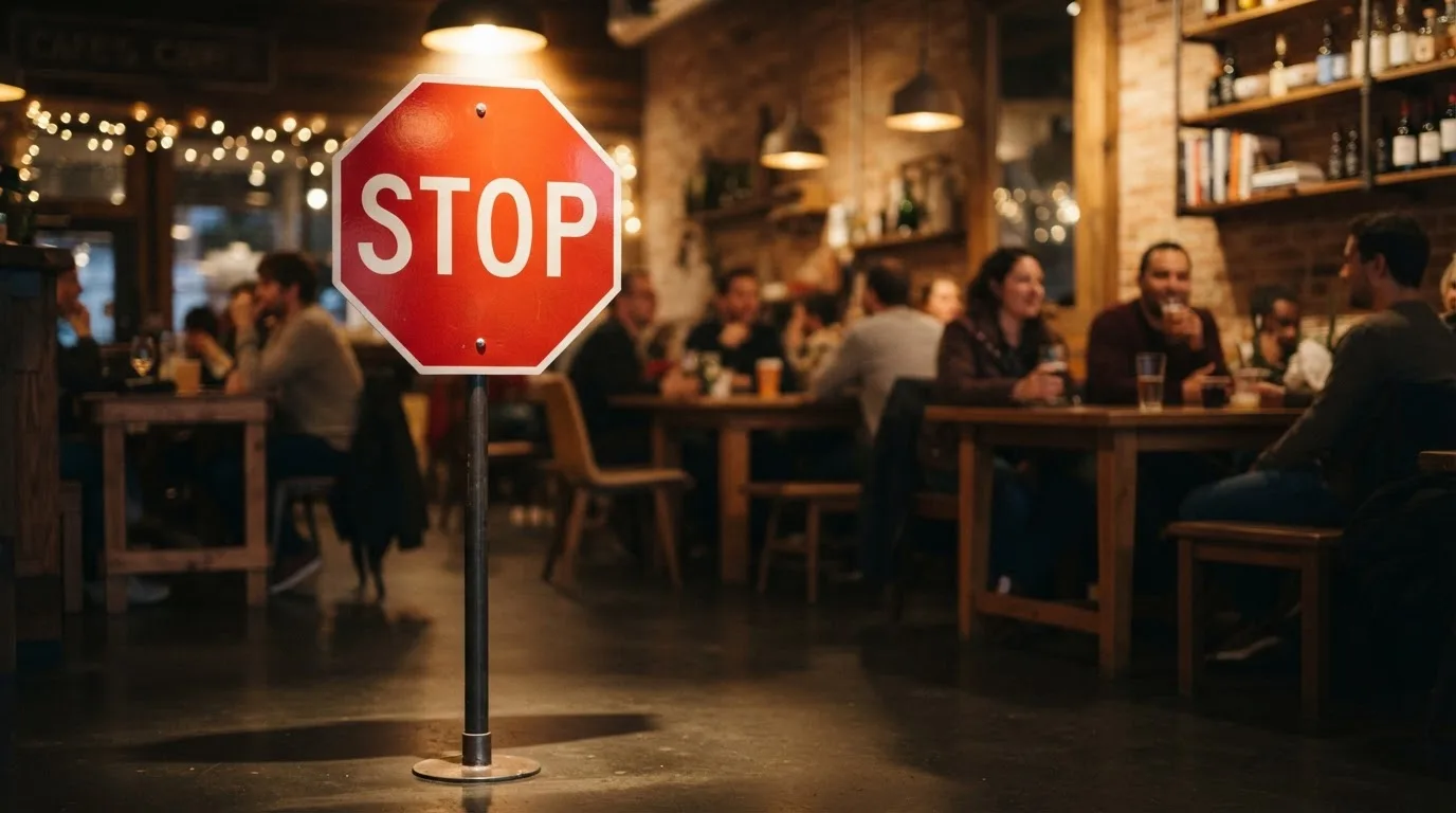 Stopp-Schild mit Piktogrammen für Telefonhilfe, Selbsttest und Beratung